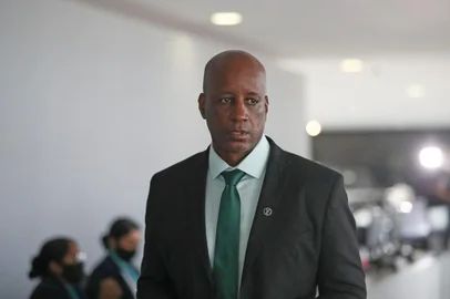 Justiça afasta Sérgio Camargo da gestão de pessoal da Fundação PalmaresDF - FUNDAÇÃO PALMARES/SÉRGIO CAMARGO/ARQUIVO - POLÍTICA - Foto do dia 06/05/2020. O presidente da Fundação Palmares, Sergio Camargo, chega ao   Palácio do Planalto, em Brasília.  A Justiça do Trabalho determinou nesta segunda-feira,   11, o afastamento de Camargo das atividades de gestão de pessoal do seu cargo. Com a   decisão, ele fica proibido de nomear, contratar e afastar servidores da entidade. A   sentença é assinada pelo juiz Gustavo Carvalho Chehab, da 21.ª Vara do Trabalho de   Brasília, que atendeu a um pedido do Ministério Público do Trabalho. O órgão diz que   Sérgio Camargo cometeu assédio moral, perseguição ideológica e discriminação contra   funcionários.   06/05/2020 - Foto: GABRIELA BILÓ/ESTADÃO CONTEÚDOEditoria: POLÍTICALocal: BRASÍLIAIndexador: GABRIELA BILóFotógrafo: ESTADÃO CONTEÚDO<!-- NICAID(14912751) -->