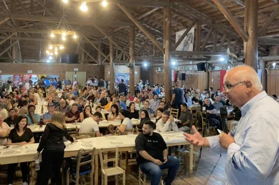 Presidente estadual do PDT, Romildo Bolzan fala em encontro partidário e de mobilização para a eleição de 2024 em Guaporé, no CTG Os Desgarrados - Foto: Artur Souto/Divulgação<!-- NICAID(15609016) -->