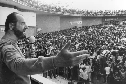 Festa do Rancho, no Auditório Araújo Viana, em comemoração ao aniversário da Rádio Farroupilha.Maurício Sirotsky Sobrinho apresentando as atrações do evento.-#ENVELOPE: 13422-OBS CDI: imagem  digitalizada a partir da foto impressa ampliada.-<!-- NICAID(16051219) -->