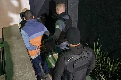 A Polícia Civil realiza uma ofensiva contra uma organização criminosa voltada ao tráfico de drogas e ao comércio ilegal de armas de fogo no Vale do Rio Pardo. A Operação Breu cumpre 34 mandados de busca e apreensão, além de 23 ordens de prisão temporária.<!-- NICAID(16323959) -->