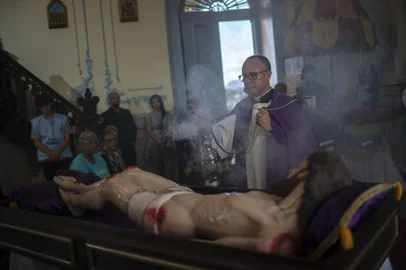 A statue portraying the body of Jesus Christ after his crucification receives a blessing of a priest during a Good Friday procession along the stairway of the Nossa Senhora da Penha Church in Rio de Janeiro, Brazil, April 15, 2022. (Photo by Mauro Pimentel / AFP)Editoria: RELLocal: Rio de JaneiroIndexador: MAURO PIMENTELSecao: belief (Faith)Fonte: AFPFotógrafo: STF<!-- NICAID(15070616) -->