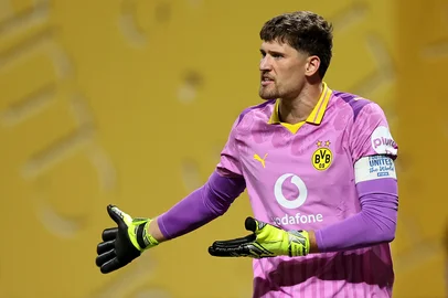 ATLANTA, GEORGIA - JULY 01: Gregor Kobel #1 of Borussia Dortmund reacts during the FIFA Club World Cup 2025 round of 16 match between Borussia Dortmund and CF Monterrey at Mercedes-Benz Stadium on July 01, 2025 in Atlanta, Georgia.   Alex Grimm/Getty Images/AFP (Photo by ALEX GRIMM / GETTY IMAGES NORTH AMERICA / Getty Images via AFP)<!-- NICAID(16071457) -->