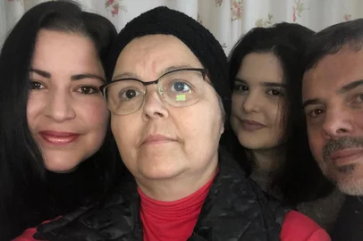 A esperança de Jandira Correa de Araújo, 53 anos, é apenas uma: iniciar um tratamento com o remédio Pazopanibe 800mg para vencer um câncer raro que se espalhou pelo corpo. A luta de Jandira, do marido, João Marcelo Letti, 51, e das filhas Roberta Araújo Bernardino, 38 e Manuela Araújo Letti, 21, e o neto Gabriel Araújo Rossa, 18, é marcada por dificuldades. Desde que Jandira fez uma cirurgia para retirada de um cisto no ovário, em 2016, a vida mudou radicalmente. Acostumada a passar os dias dando aulas de costura, modelagem, bordado e desenho de moda para adolescentes e adultos no Centro Profissional para a Cidadania Murialdinas de São José, em Caxias do <!-- NICAID(14819037) -->