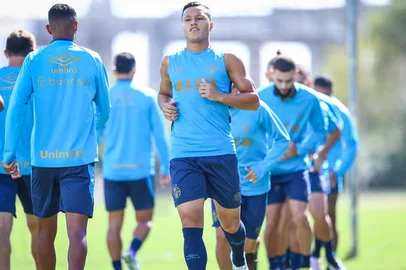 Lucas Uebel / Grêmio Lateral Marlon, em treino com a camisa do Grêmio<!-- NICAID(16017486) -->