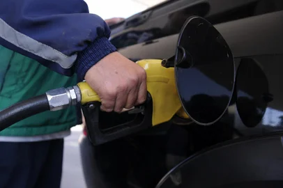 CAXIAS DO SUL, RS, BRASIL, 07/04/2020 - Gasolina mais barata custa R$ 4.16, no posto da Luis Michielon com BR 116. (Marcelo Casagrande/Agência RBS)<!-- NICAID(14471562) -->
