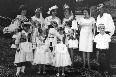 Uma das mais antigas festas comunitárias do Rio Grande do Sul, a Fecouva, em Otávio Rocha, distrito de Flores da Cunha, acaba de ganhar um livro à altura de sua relevância histórica. A obra “Fecouva 60 anos” será lançada no próximo dia 20, quando ocorre a abertura da 15ª Festa Colonial da Uva e 5ª Festa do Moranguinho - integrada à Fecouva desde 2009.Conforme a autora Andressa Manosso - uma das soberanas da festa, em 2022 -, o livro nasceu de uma “provocação” do historiador e pesquisador da imigração italiana Floriano Molon, o responsável por convencê-la a resgatar a história de seis décadas da celebração.Legenda:  a corte da pioneira Festa Paroquial da Uva, em 1966. Da esquerda para a direita vemos as princesas Carmen Isabel Schio, Edenir Scopel e Elizabeta Molon, além da rainha Terezinha Slaviero. À direita, encontra-se o casal presidente do evento, Francisco Caldart, acompanhado da esposa, Adélia Sgarioni Caldart. As damas de companhia eram Terezinha Molon e as filhas do presidente, Rosane Caldart e Rita Caldart. O menino à direita é Nilson Caldart, também filho de Francisco Caldart.<!-- NICAID(16223352) -->