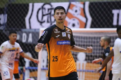 Kayke, da ACBF, celebra gol no Gauchão 2025.