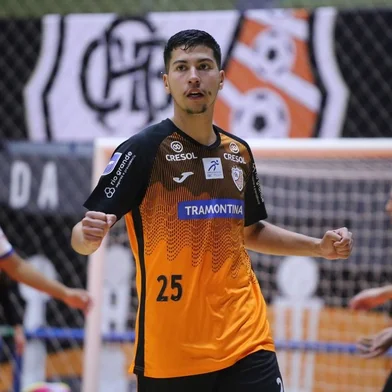 Kayke, da ACBF, celebra gol no Gauchão 2025.