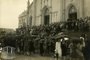 Dia 7 de abril de 1930: o cortejo fúnebre do menino Vasco Fochesato, o Vasquinho, saindo da Igreja Matriz Santa Teresa (Catedral, ainda com as escadarias frontais) em direção ao Cemitério Público Municipal de Caxias do Sul.<!-- NICAID(15252426) -->