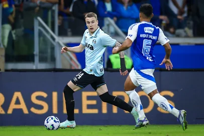 RS - FUTEBOL/CAMPEONATO BRASILEIRO 2025/GREMIO X CRUZEIRO  - ESPORTES - Lance da partida entre Gremio e Cruzeiro disputada na noite deste domingo, no EstÃ¡dio do Mineirao, em Belo Horizonte, em partida valida pela Campeonato Brasileiro 2025. FOTO: LUCAS UEBEL/GREMIO FBPA<!-- NICAID(16079921) -->
