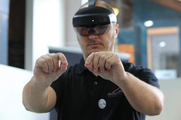 Óculos de realidade aumentada podem auxiliar o trabalho de técnicos em reparos de máquinas agrícolas