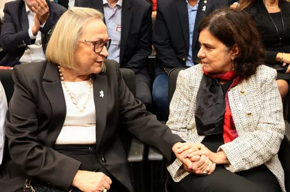 Depois dos percalços na relação com o Ministério da Saúde enfrentados nos últimos quatro anos, o governo do Rio Grande do Sul comemora um novo ambiente com a gestão da ministra Nísia Trindade. Essa relação, vista no Piratini como "amena e técnica", permitiu ao governo apresentar uma série de demandas à ministra durante a passagem pelo Rio Grande do Sul.Os pedidos foram entregues por Leite na quinta-feira (4), em reunião com Nísia no Piratini, e reforçados nesta sexta (5) pela secretária da Saúde, Arita Bergmann, que sentou ao lado de Nísia na cerimônia de posse da nova diretoria do Grupo Hospitalar Conceição (GHC)