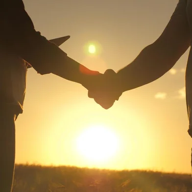 Business people shake hands in a wheat field in the sun. Business, teamwork. A male farmer extends his hand to a female farmer. Handshake, joint work of farmers. The conclusion of the deal, agreed.Business people shake hands in a wheat field in the sun. Business, teamwork. A male farmer extends his hand to female farmer. Handshake, joint work of farmers. The conclusion of the deal, agreed.Fonte: 407088061<!-- NICAID(15429605) -->