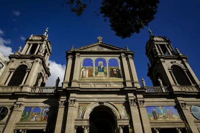 PORTO ALEGRE, RS, BRASIL, 03-08-2021: Mosaico na fachada da Catedral Metropilitana de Porto Alegre, na regiao central da capital. O templo catolico comemora 100 anos do lancamento da sua pedra fundamental em 7 de agosto de 2021. O projeto leva a assinatura do arquiteto italiano Giovanni Battista Giovenale. As obras se estenderam por mais de 60 anos ate a catedral poder ser consagrada e a obra dada como concluida. (Foto: Mateus Bruxel / Agencia RBS)Indexador: Mateus Bruxel<!-- NICAID(14855226) -->