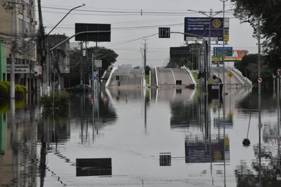 Água tomou conta da região da ponte de Cachoeirinha. Na foto, vista de dentro da cidade<!-- NICAID(15766495) -->