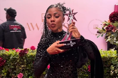 Quem é Ajuliacosta? Rapper brasileira ganha prêmio internacional no BET Awards 2025<!-- NICAID(16056742) -->