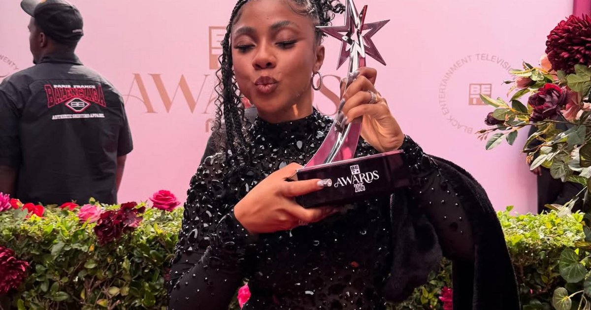 Ajulia Costa Brilha no BET Awards 2025: A Rapper Brasileira que Conquistou o Mundo!