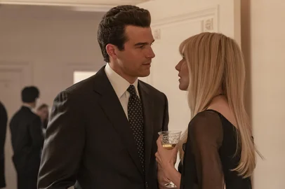 FX's Love Story: John F. Kennedy Jr. & Carolyn Bessette -- "America's Widow" -- Season 1, Episode 3 (Airs Thurs., February 12) -- Pictured: (l-r) Paul Anthony Kelly as John F. Kennedy Jr., Dree Hemingway as Daryl Hannah. CR: Eric Liebowitz/FX.<!-- NICAID(16240960) -->