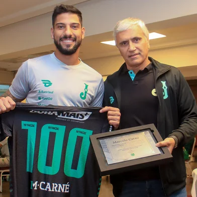 Goleiro Marcelo Carné completa 100 jogos pelo Juventude, na foto com Walter Dal Zotto Jr<!-- NICAID(14762240) -->