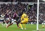 Newcastle vira no primeiro tempo, suporta pressão no segundo e vence Tottenham pelo Inglês
