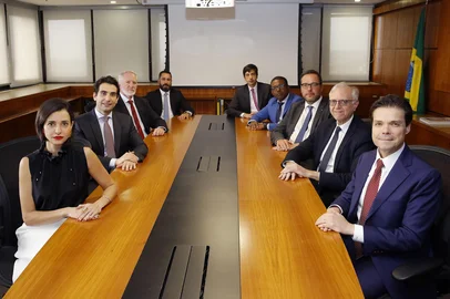 Comitê de Política Monetária (Copom) do Banco Central (BC). Da esquerda para direita, da frente para o fundo, Izabela Correa, Diretora de Relacionamento, Cidadania e Supervisão de Conduta; Gabriel Galípolo, Presidente; Gilneu Vivan, Diretor de Regulação; Rodrigo Alves Teixeira, Diretor de Administração; Diogo Guillen, Diretor de Política Econômica; Ailton Aquino, Diretor de Fiscalização; Renato Gomes, ​​Diretor de Organização do Sistema Financeiro e Resolução; Paulo Picchetti, Diretor de Assuntos Internacionais e de Gestão de Riscos Corporativos​; e Nilton David, Diretor de Política Monetária<!-- NICAID(15964312) -->