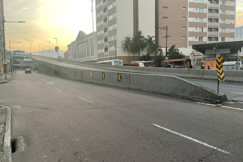 Saída de Porto Alegre pelo viaduto da Avenida Júlio de Castilhos é bloqueada neste fim de semana<!-- NICAID(15707492) -->