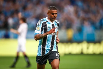 Lucas Uebel / Grêmio,Divulgação Gremio x Atletico-MGRS - FUTEBOL/CAMPEONATO BRASILEIRO 2021 /GREMIO X ATLETICO-MG - ESPORTES - Lance da partida entre Gremio e Atletico-MG disputada na noite desta quinta-feira, na Arena do Gremio, em partida valida pela Campeonato Brasileiro 2021. FOTO: LUCAS UEBEL/GREMIO FBPA. Na foto, Douglas CostaEditoria: SPOIndexador: Lucas UebelSecao: futebolFonte: Gremio.netFotógrafo: Gremio x Atletico-MG<!-- NICAID(14973990) -->