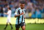 Douglas Costa afirma que permanecerá no Grêmio em 2022 e pede desculpas à torcida: "Darei o melhor de mim"