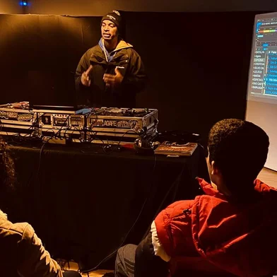 Uma nova edição do projeto Cultura Hip Hop nas Escolas começa nesta segunda-feira, 21. A iniciativa vai levar ações culturais para dentro da sala de aula, tendo as referências da Cultura Hip Hop como mobilizadoras das atividades.Em agosto, as atividades vão ocorrer nas Escolas Municipais Presidente Castelo Branco e Evaristo de Antoni. Em setembro, o projeto chega às Escolas Municipais Governador Roberto Silveira, Machado de Assis e Caldas Junior. O projeto também se insere no contexto do ano em que o Movimento Hip Hop completa 50 anos.<!-- NICAID(15515829) -->