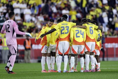 HARRISON, NEW JERSEY - OCTOBER 14: Álvaro Montero #12 of Colombia joins the team huddle before the first half of an international friendly soccer match against Canada at Red Bull Arena on October 14, 2025 in Harrison, New Jersey.   Adam Hunger/Getty Images/AFP (Photo by Adam Hunger / GETTY IMAGES NORTH AMERICA / Getty Images via AFP)<!-- NICAID(16146562) -->