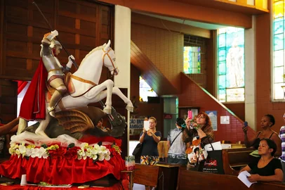 PORTO ALEGRE, RS, BRASIL, 22-04-2016: Homenages a São Jorge na véspera da data comemorativa ao santo, na Igreja de São Jorge de Porto Alegre (FOTO FÉLIX ZUCCO/AGÊNCIA RBS, Editoria de Geral).<!-- NICAID(12153659) -->