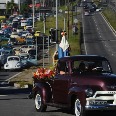 CAXIAS DO SUL, RS, BRASIL, 29/04/2023. 15ª Pré-Romaria dos Carros Antigos, em homenagem a Nossa Senhora de Caravaggio. Os veículos saíram de um posto de gasolina às margens da RS-453, em Caxias do Sul, em direção ao Santuário de Caravaggio, em Farroupilha. (Bruno Todeschini/Agência RBS)Indexador: BTK<!-- NICAID(15416096) -->