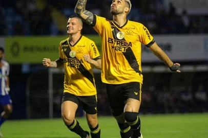 Após saber da morte do pai, Felipe Vizeu pede para jogar e marca gol pelo Criciúma<!-- NICAID(15677799) -->