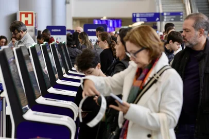 PORTO ALEGRE, RS, BRASIL, 21-07-2025:  Neblina. Grande movimentação no Aeroporto Salgado Filho nesta segunda-feira, em meio à forte neblina que cobre a capital e provoca atrasos e cancelamentos de voos. Foto: Jefferson Botega/Agência RBSIndexador: jeff botega<!-- NICAID(16084469) -->