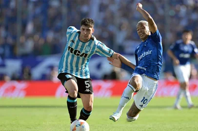 Racing's midfielder #05 Juan Ignacio Nardoni and Cruzeiro's midfielder #10 Matheus Pereira fight for the ball during the Copa Sudamericana final football match between Argentina's Racing and Brazil's Cruzeiro at La Nueva Olla Stadium in Asuncion on November 23, 2024. (Photo by JUAN MABROMATA / AFP)Editoria: SPOLocal: AsuncionIndexador: JUAN MABROMATASecao: soccerFonte: AFPFotógrafo: STF<!-- NICAID(16214986) -->