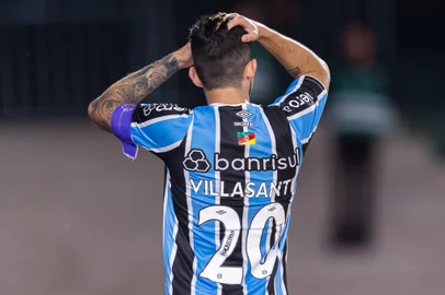 Campeonato Brasileiro 2024  PR - BRASILEIRÃO/GRÊMIO X RED BULL BRAGANTINO - ESPORTES - CURITIBA-PR,  - 01.06.2024 - Campeonato Brasileiro 2024 - Grêmio vs Red Bull Bragantino - : Mathias Villasanti do Grêmio durante a partida entre Grêmio e Red Bull Bragantino, pela 7a rodada do Campeonato Brasileiro 2024, no Estádio Couto Pereira, neste sábado 01. Foto: Richard Ducker/DiaEsportivo/Estadão Conteúdo 01/06/2024 - Foto: RICHARD DUCKER/DIA ESPORTIVO/ESTADÃO CONTEÚDOEditoria: ESPORTESLocal: CURITIBAIndexador: RICHARD DUCKERFonte: DiaEsportivoFotógrafo: DIA ESPORTIVO<!-- NICAID(15778659) -->