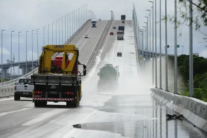 PORTO ALEGRE,RS,BRASIL.2021,03,09.Agua da chuva fica empossada na ponte nova do Guaiba.(RONALDO BERNARDI/AGENCIA RBS).<!-- NICAID(14730880) -->