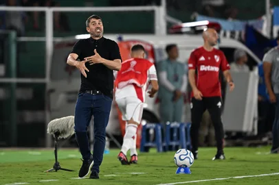 River Plate's head coach Eduardo Coudet gestures during the Copa Sudamericana group stage football match between Bolivia's Blooming and Argentina's River Plate at the Ramon Aguilera Costas stadium in Santa Cruz de la Sierra, Bolivia, on April 8, 2026. (Photo by AIZAR RALDES / AFP)<!-- NICAID(16264629) -->