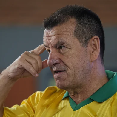 Porto Alegre, RS, Brasil, 03-04-2025: O ex-jogador Dunga e o lutador Renato Moicano participam de palestra para estudantes na Escola Municipal de Ensino Fundamental Vereador Antônio Giúdice, no bairro Humaitá. Foto: Mateus Bruxel / Agência RBSIndexador: MATEUS BRUXEL<!-- NICAID(16009201) -->