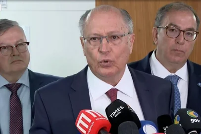 Da esquerda para direita: Haroldo Ferreira, presidente-executivo da Abicalçados, Geraldo Alckmin, vice-presidente da República e ministro de Desenvolvimento, Indústria, Comércio e Serviços, e José Velloso, presidente-executivo da Abimaq<!-- NICAID(16080704) -->