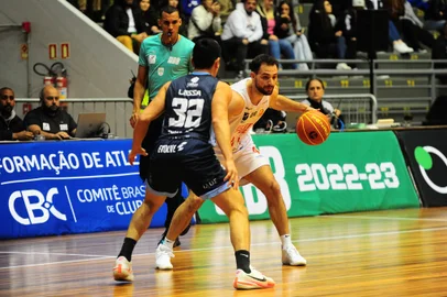 CAXIAS DO SUL, RS, BRASIL, 03/11/2022. Caxias do Sul Basquete x Brasília Basquete,  jogo válido pela quinta rodada do Novo Basquete Brasil - NBB 2022/2023 - e realizado no ginásio do Sesi. (Porthus Junior/Agência RBS)<!-- NICAID(15255340) -->