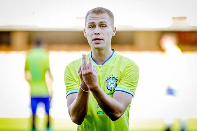 Seleção Brasileira Sub-20 x Iraque - Amistoso - 25/04/2023Seleção Brasileira enfrentou o Iraque, nesta terça-feira (25), no estádio El Chapín, em Jerez de La Frontera (ESP), no último amistoso antes da Copa do Mundo Sub-20.Crédito da foto: Pedro Nasper/CBFNa foto: volante Ronald, do Grêmio<!-- NICAID(15422840) -->