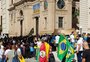 Protesto em frente ao Palácio Piratini pede a retomada das aulas presenciais nas escolas do RS