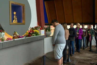 Fieis participam de missas no dia de Nossa Senhora Aparecida<!-- NICAID(15567330) -->