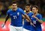 A história por trás da foto: Diego Souza, Rafinha e Douglas Costa, de azul, no mesmo time