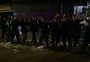VÍDEO: pessoas fazem "cordão humano" em Canoas para puxar barco e ajudar no resgate dos moradores