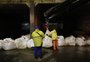 Com alta do Guaíba, Dmae fecha a comporta 12 de Porto Alegre com sacos de areia e argila