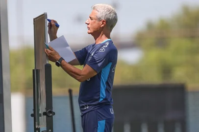 O técnico Luís Castro em treino do Grêmio no CT Luiz Carvalho.<!-- NICAID(16214419) -->