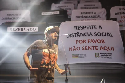 PORTO ALEGRE, RS, BRASIL - 2021.06.09 - Show de 30 anos da Ultramen, um dos primeiros "oficiais" com público após a reabertura, com 30% de público. (Foto: ANDRÉ ÁVILA/ Agência RBS)Indexador: Andre Avila<!-- NICAID(14805322) -->