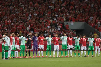 Porto Alegre, RS, Brasil, 10/04/2025 - SC Internacional vs Atlético Nacional de Medellín-COL, no estádio Beira-Rio, em Porto Alegre. Minuto de silêncio em homenagem ao ex-goleiro Manga. - Foto: Jefferson Botega/Agência RBSIndexador: jeff botega<!-- NICAID(16014708) -->